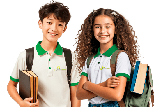 Dois estudantes sorrindo, usando camisetas polo brancas com detalhes verdes e mochilas, segurando livros.